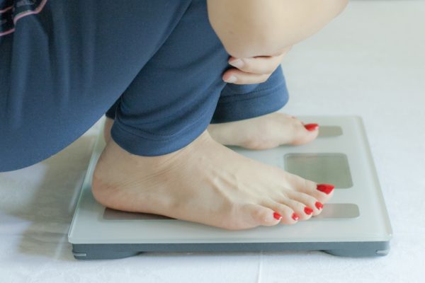 お腹が空いた時の対処法⑨：体重計に乗る